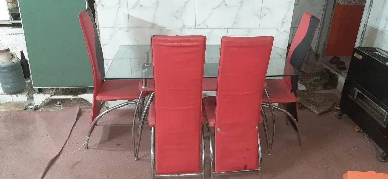 میز غذا خوری شش نفره سالم شیشه ای وچهار عدد صندلی|میز و صندلی غذاخوری|همدان, |دیوار