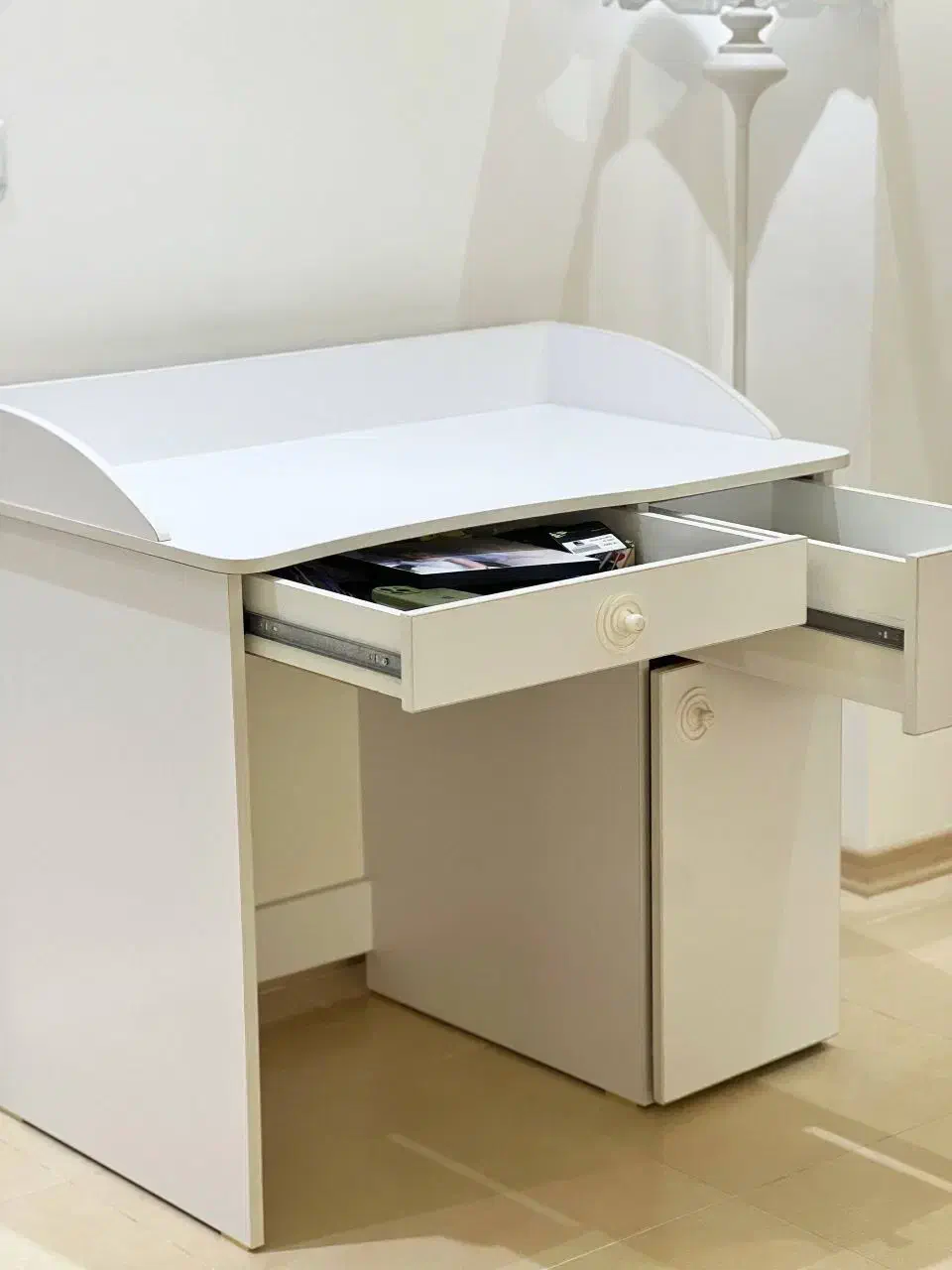 میز تحریر در حد نو سفید|میز تحریر و کامپیوتر|آستارا, |دیوار