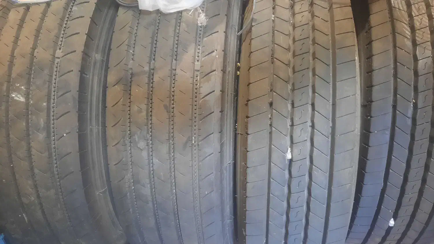 لاستیک نیسان ۷۰۰و ۸۲۵|قطعات یدکی و لوازم جانبی|عقدا, |دیوار