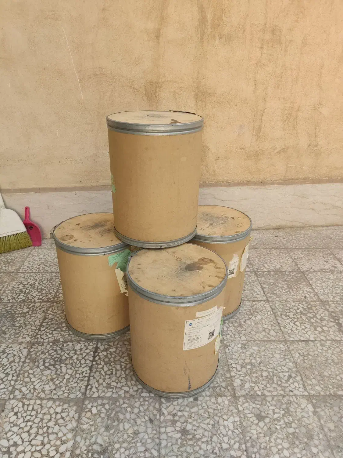 چهار عدد بشکه مقوایی کاغذی تمیز|ظروف نگهدارنده، پلاستیکی، یکبارمصرف|قدس, شهرقدس|دیوار