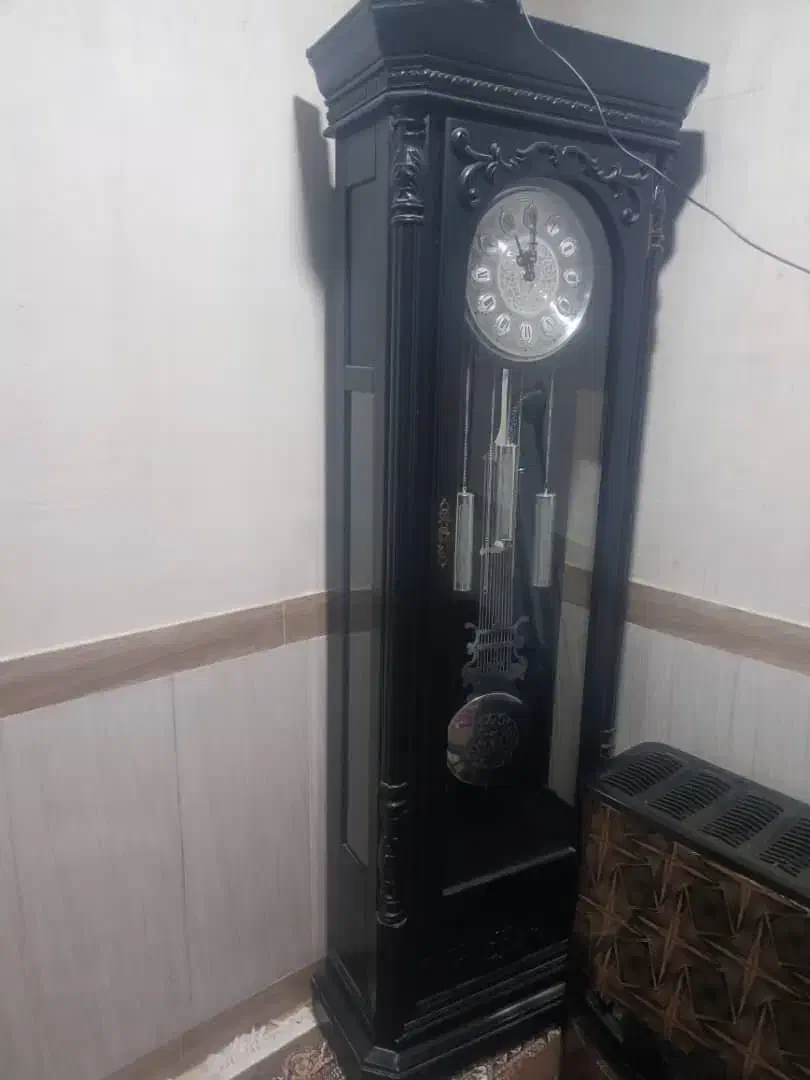 یک ساعت و بوفه سالم و بی عیب|بوفه، ویترین، کنسول|بانه, |دیوار