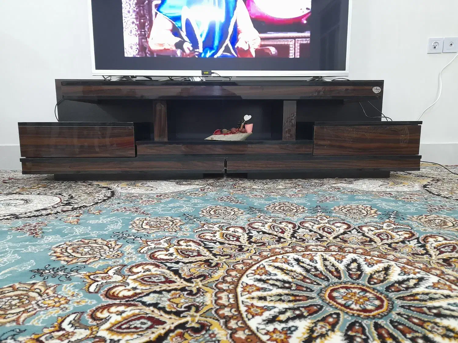 (میز) تی وی|میز تلویزیون|سبزوار, باهنر|دیوار