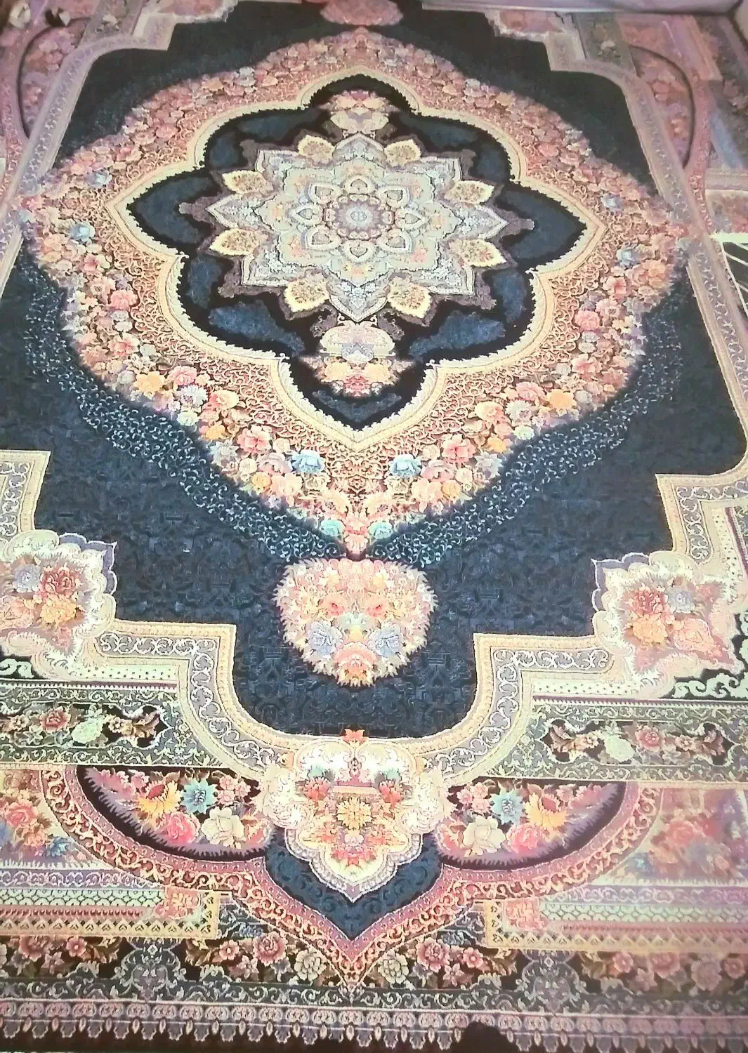 یه عدد فرش ۱۲ متری و۴ عدد پشتی|فرش|قم, سید معصوم|دیوار