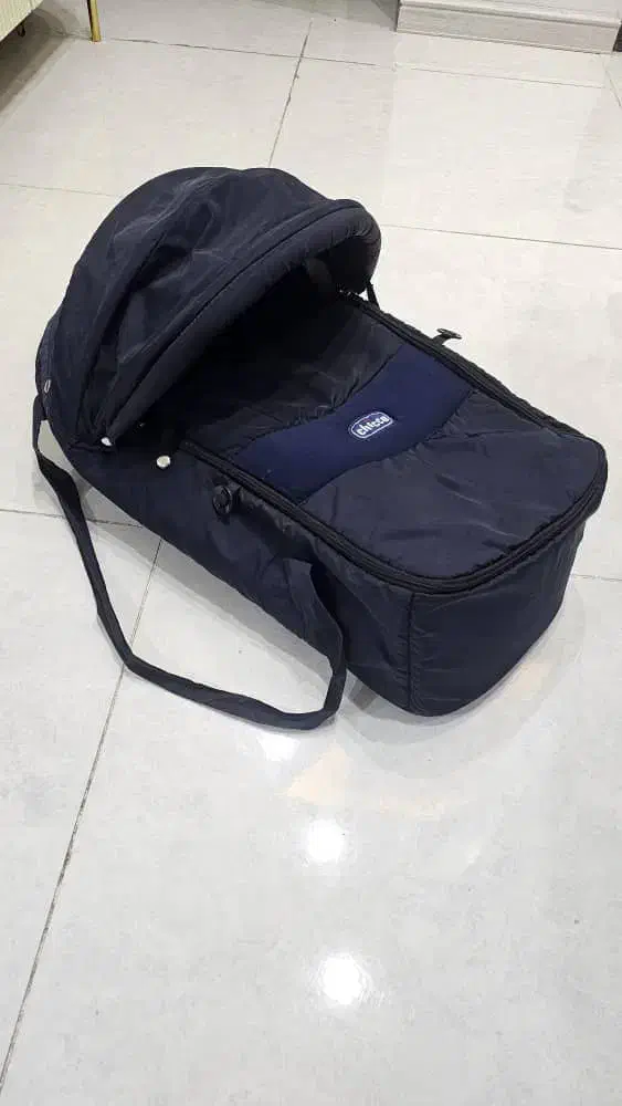 ساک حمل نوزاد|کالسکه و لوازم جانبی|صدرا-فارس, فاز ۱|دیوار