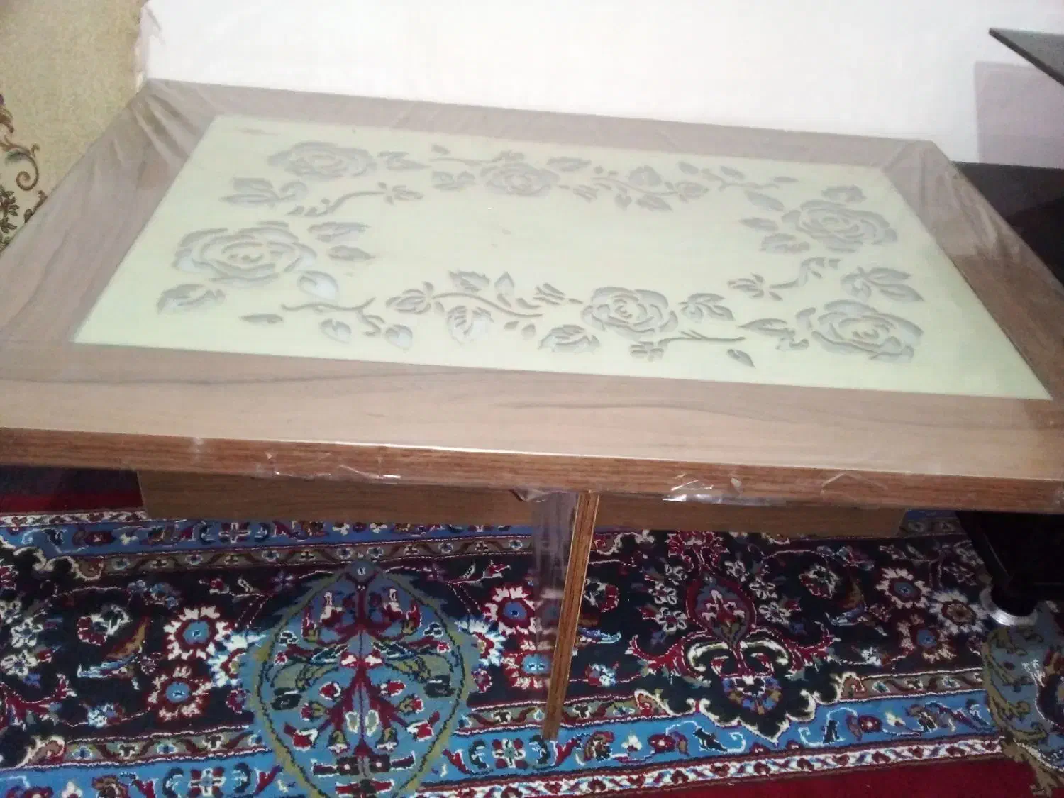 یک عددجلومبلی باچهارعددمیزکوچک سالم سالم|مبلمان خانگی و میز عسلی|بردسکن, |دیوار