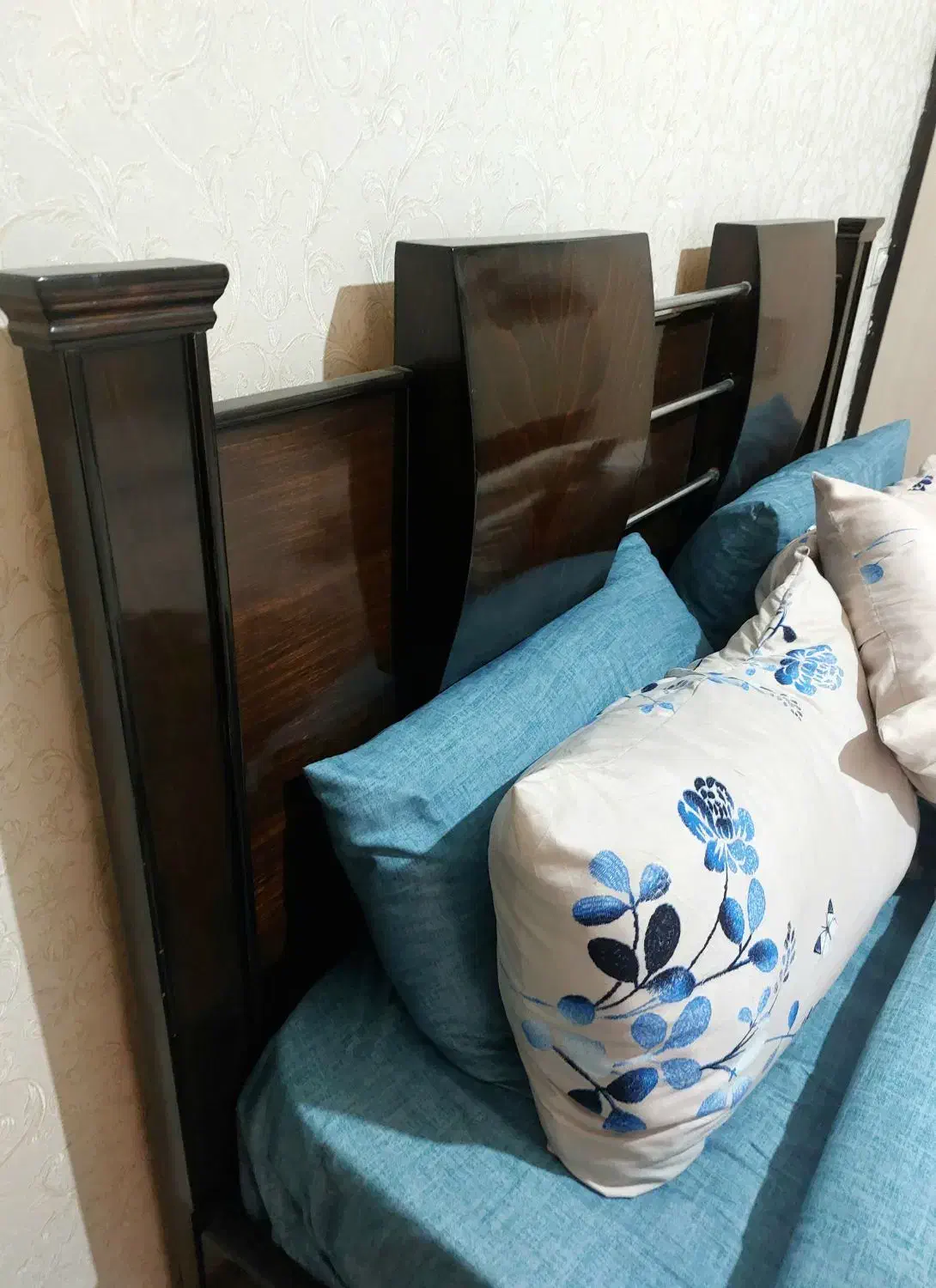 تخت خواب دو نفره تمیز و سالم همراه با کفی|تخت و سرویس خواب|خمینیشهر, |دیوار