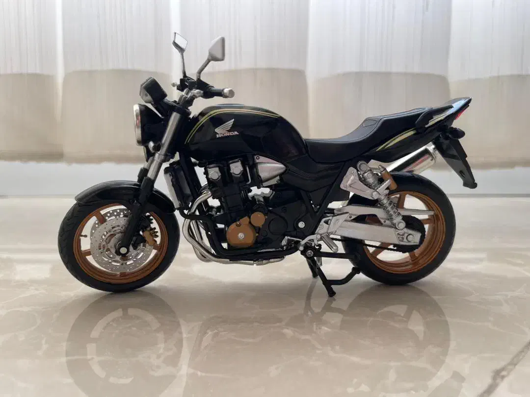 ماکت cb۱۳۰۰ نو با کارتن|اسباب‌‌بازی|تهران, دریان‌نو|دیوار