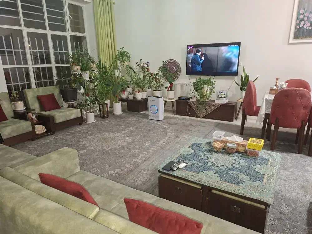 ۲ طبقه بنا ۱۳۰ متری ویلائی دربستی /نبش میدان