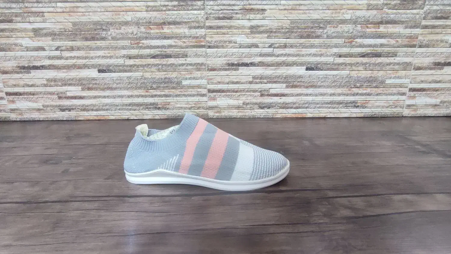 کفش کتونی|کیف، کفش، کمربند|زاغه, |دیوار