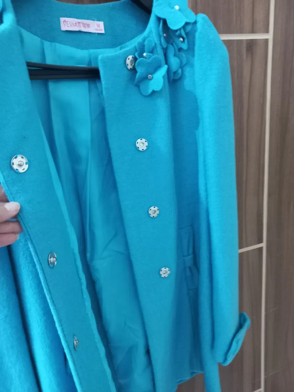 پالتو و بلوز دامن بافت|لباس|قم, بنیاد|دیوار