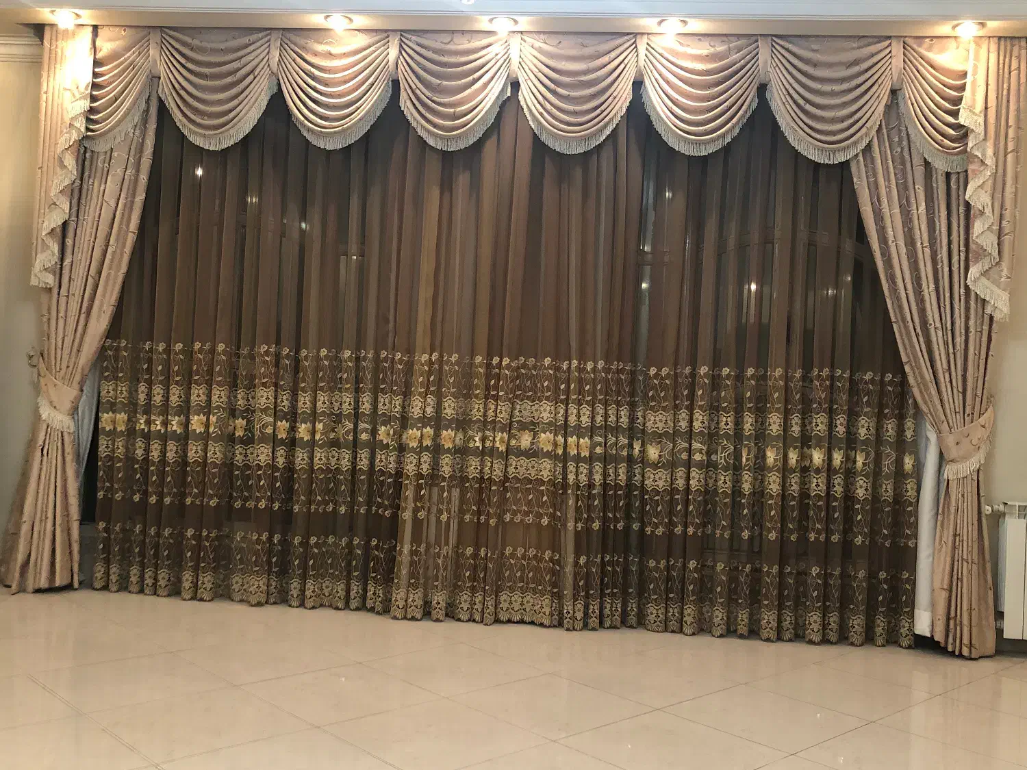 پرده خامه دوزی با پارچه تمام ترک در حد نو|پرده، رانر، رومیزی|قزوین, |دیوار