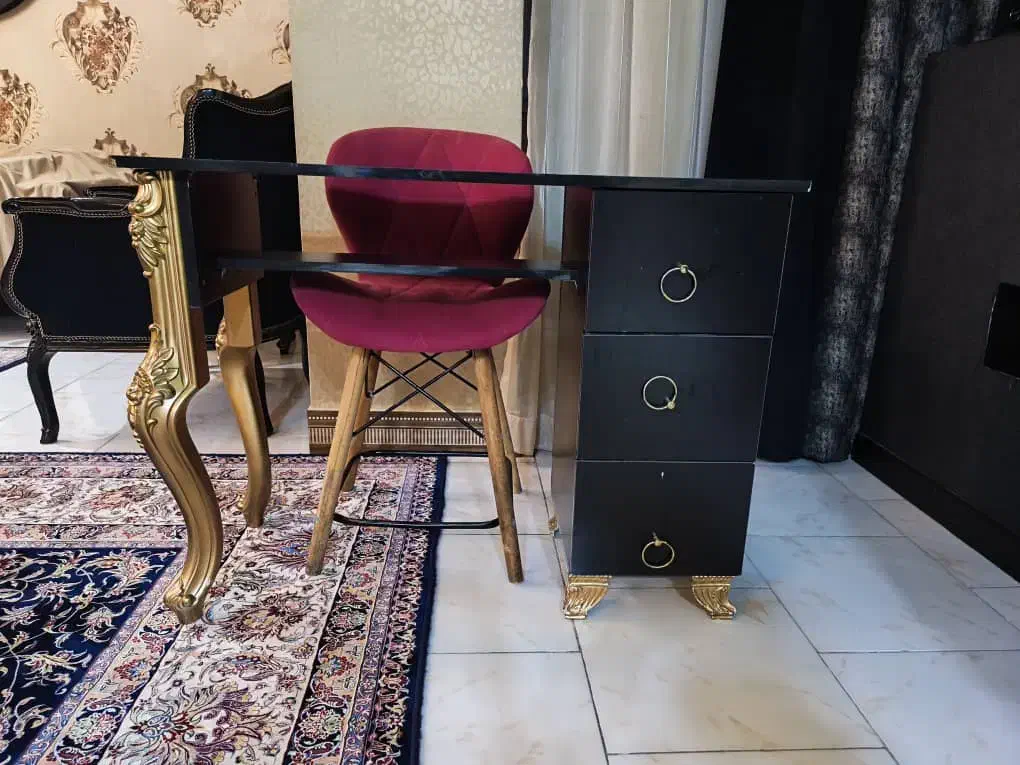 میز کاشت ناخن بسیار تمیز به همراه صندلی|آرایشگاه و سالنهای زیبایی|اندیشه, اندیشه فاز ۶|دیوار