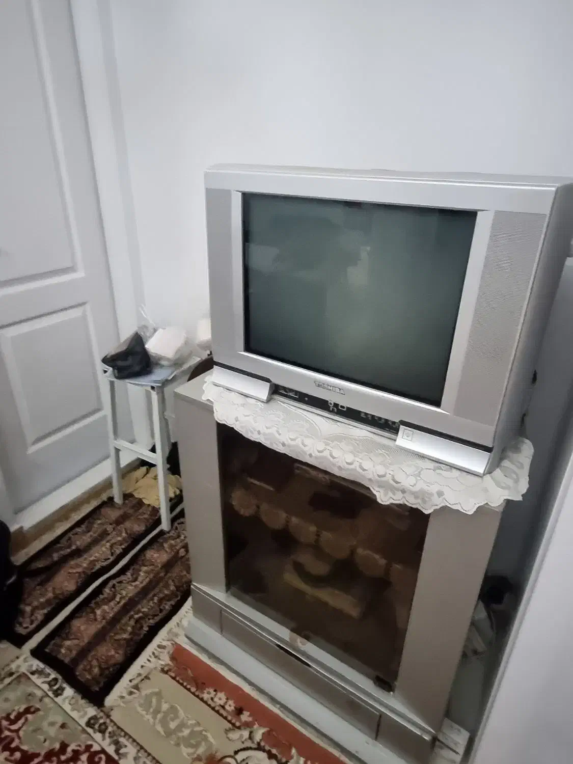 تلویزیون رنگی ۲۱اینچ و میز تلویزیون|تلویزیون و پروژکتور|تهران, بریانک|دیوار