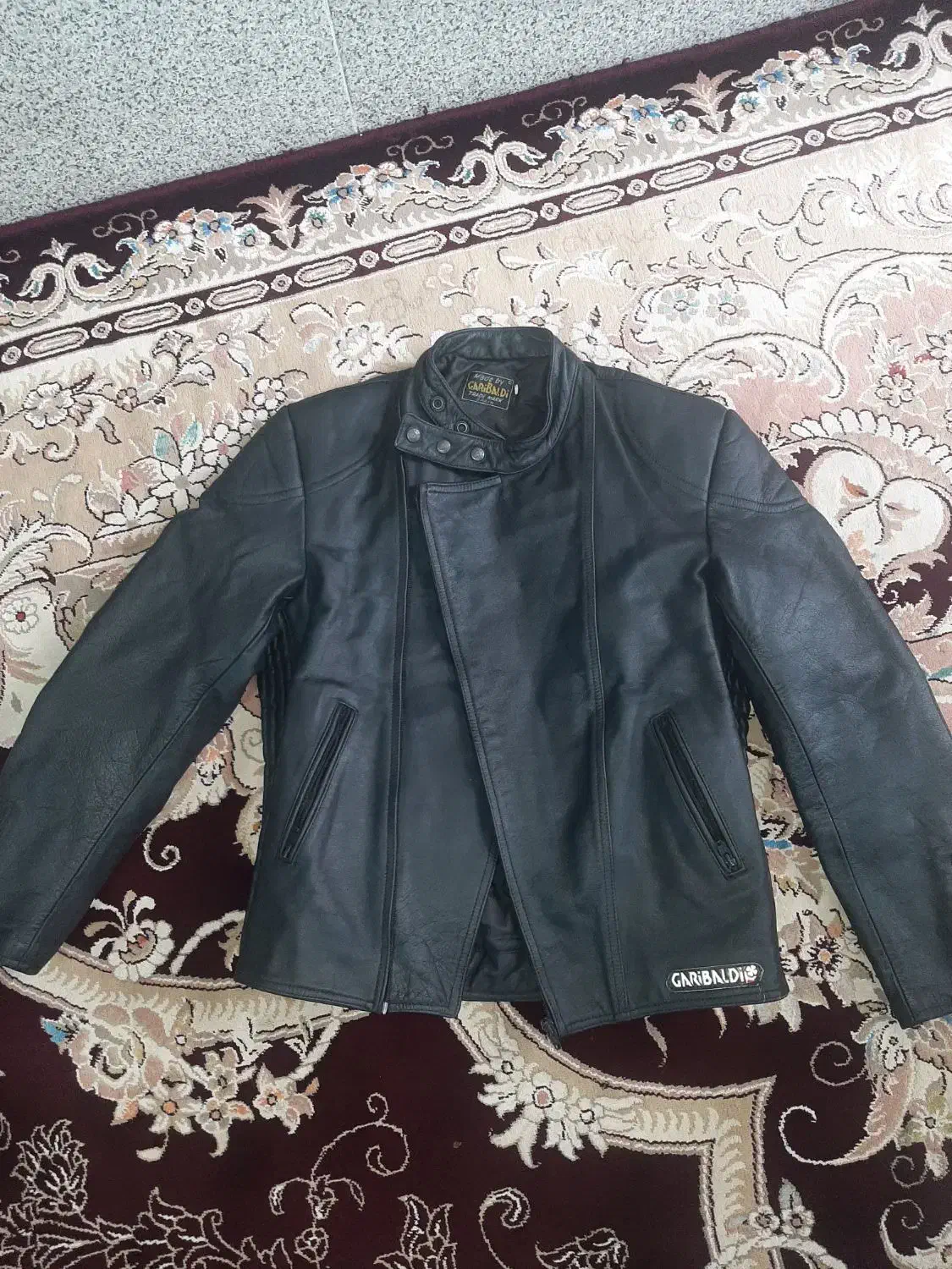 کاپشن چرم|لباس|قم, ولیعصر|دیوار