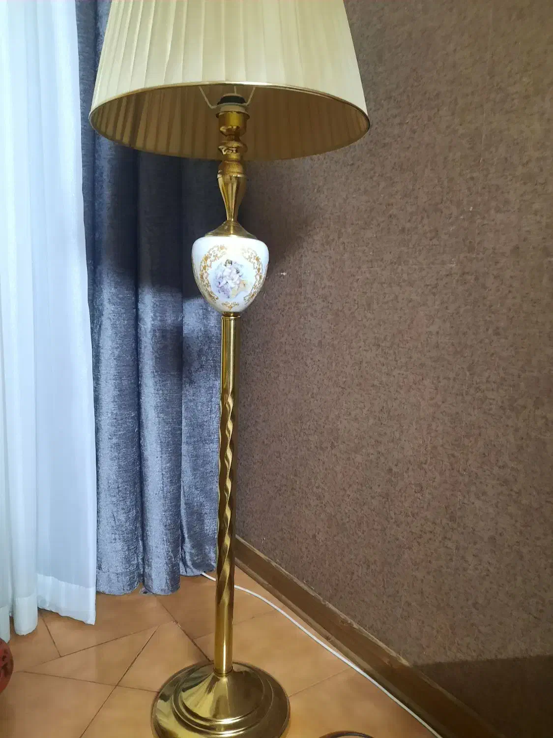 اباژور|چراغ خواب و آباژور|تهران, نیروی هوایی (پیروزی)|دیوار