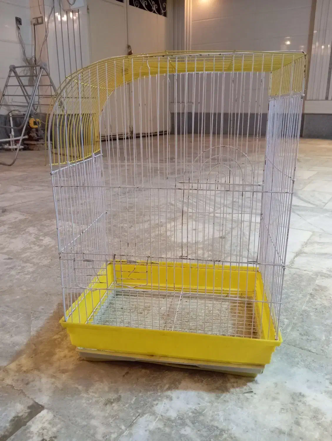 تعدادی وسایل و قفس|فعالیت داوطلبانه تحقیقاتی|سراوان, |دیوار