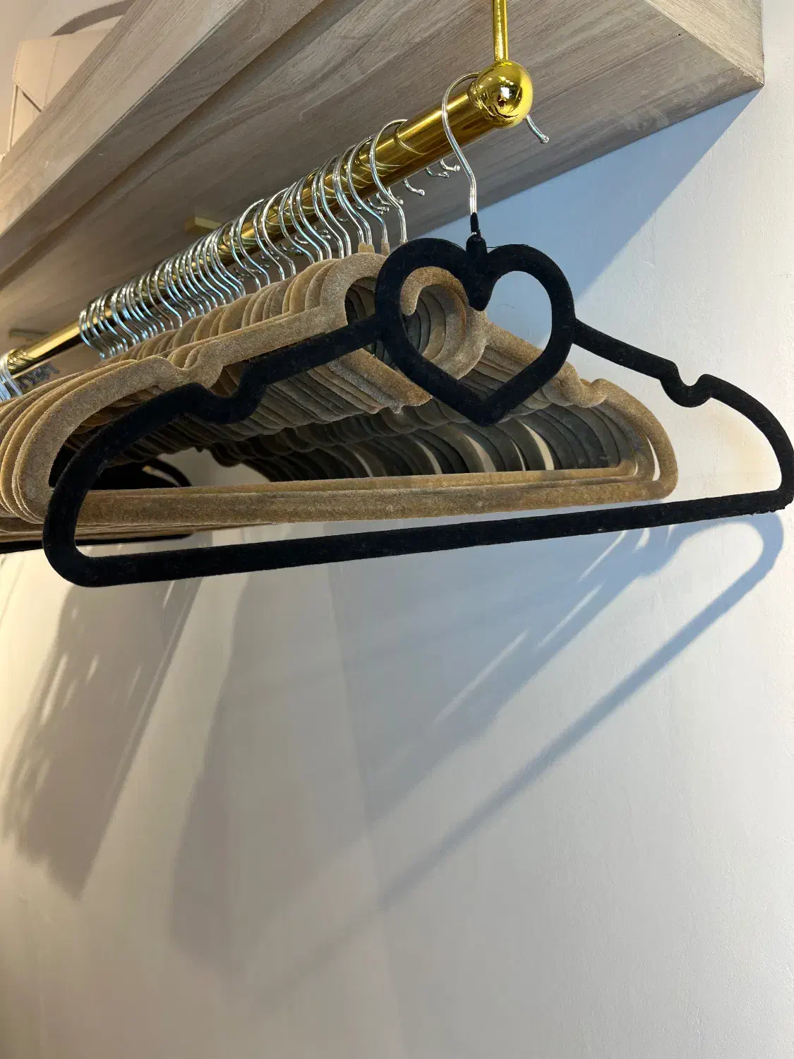 چوب لباسی مخمل|بندرخت و رخت‌آویز|تهران, قلهک|دیوار