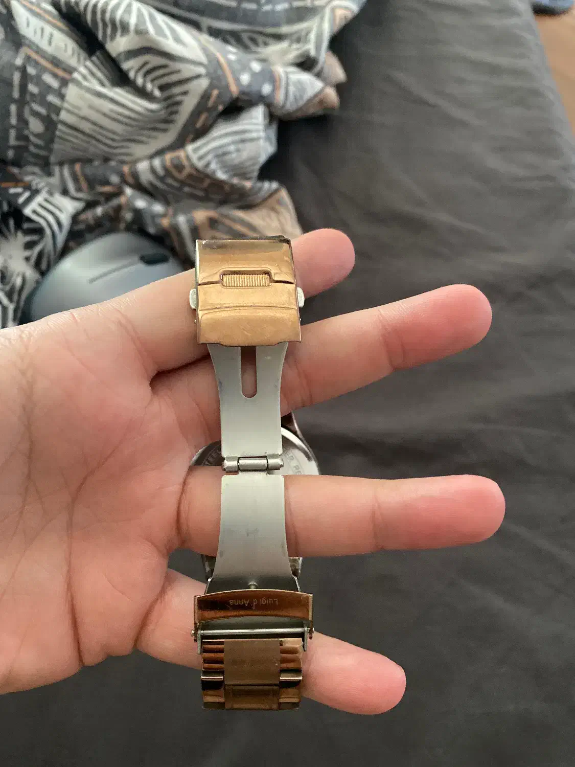 ساعت لوییجی د آنا برنز|ساعت|رشت, منظریه|دیوار