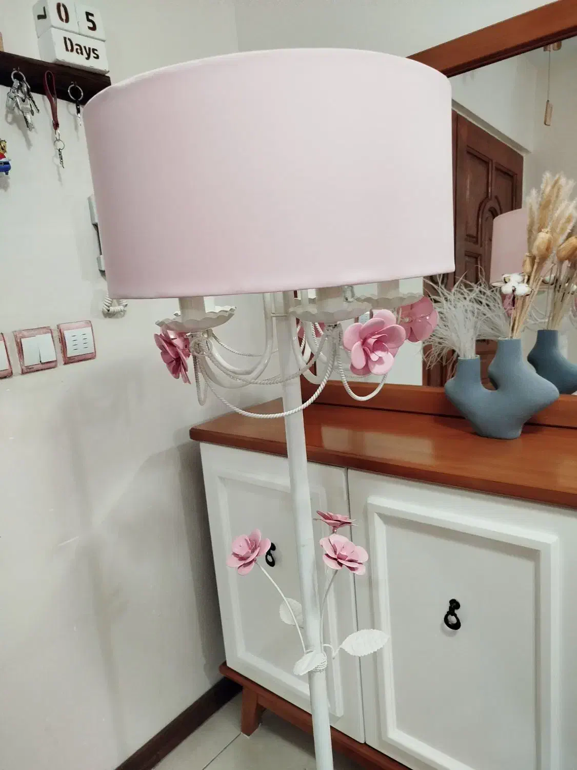 آباژور فلزی کنار سالنی|چراغ خواب و آباژور|پرند, فاز ۴|دیوار