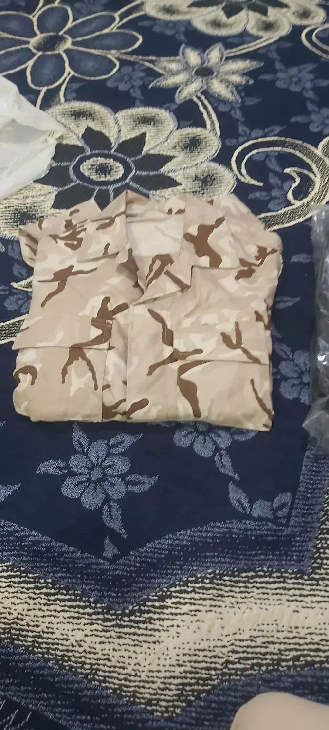 یک دست لباس سربازی با یک جفت کفش نو|لباس|ارومیه, |دیوار