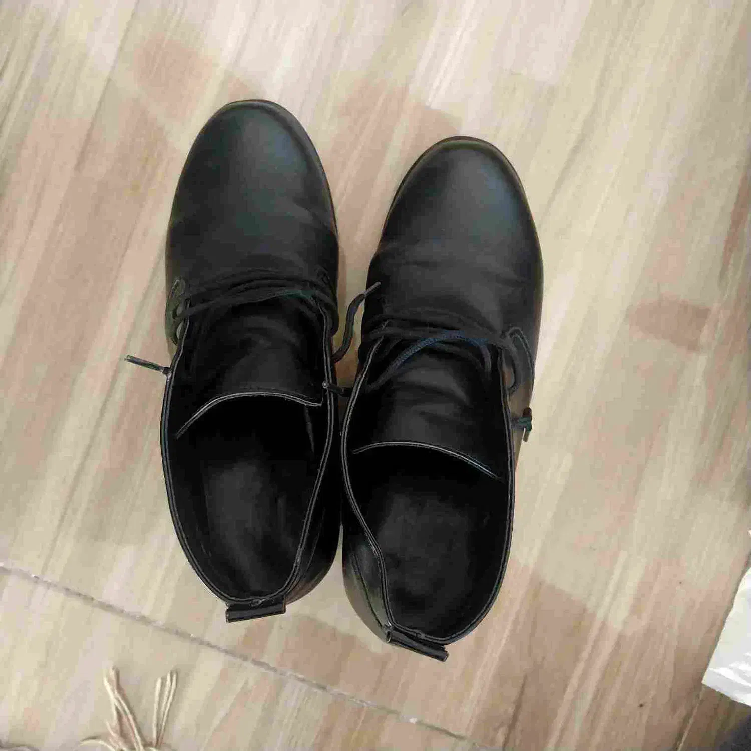 نیم بوت|کیف، کفش، کمربند|رشت, منظریه|دیوار