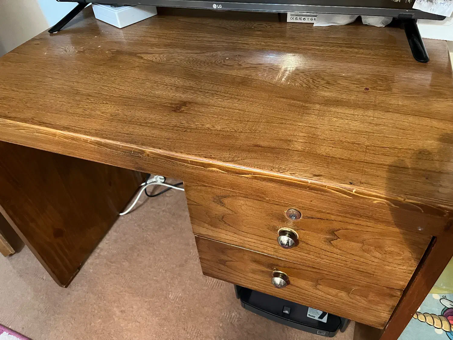 میز تحریر چوبی کاملا سالم|میز تحریر و کامپیوتر|بروجرد, |دیوار