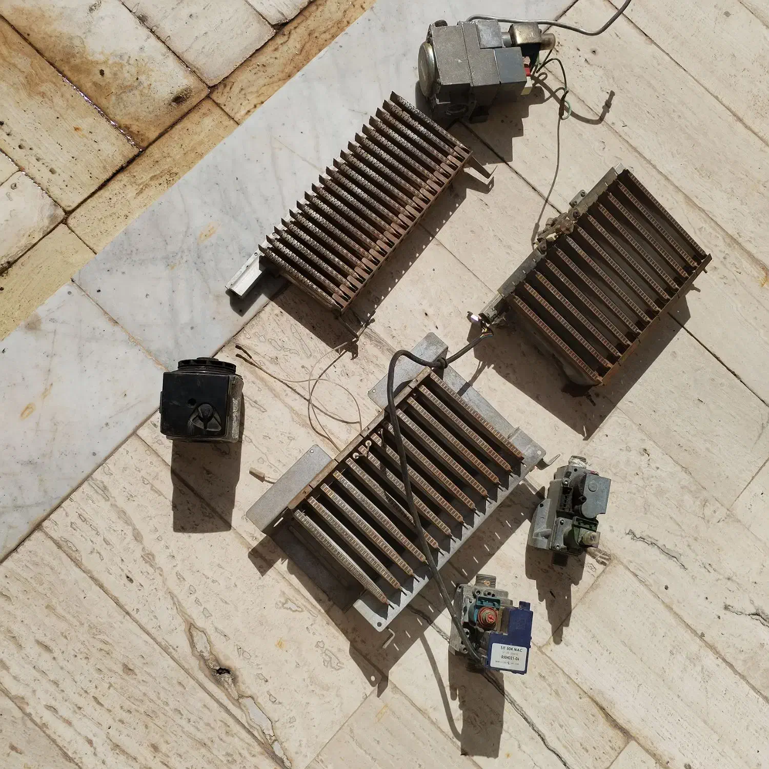 یکسری لوازم پکیج دست دوم سالم|آبگرمکن، پکیج، شوفاژ|بروجن, |دیوار