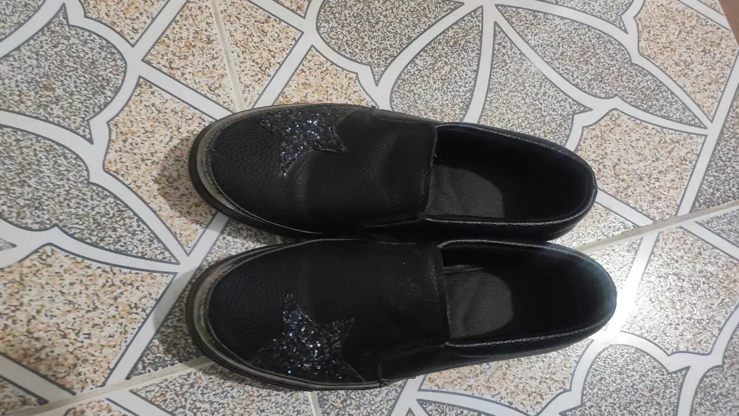 کفش|کیف، کفش، کمربند|لالی, |دیوار