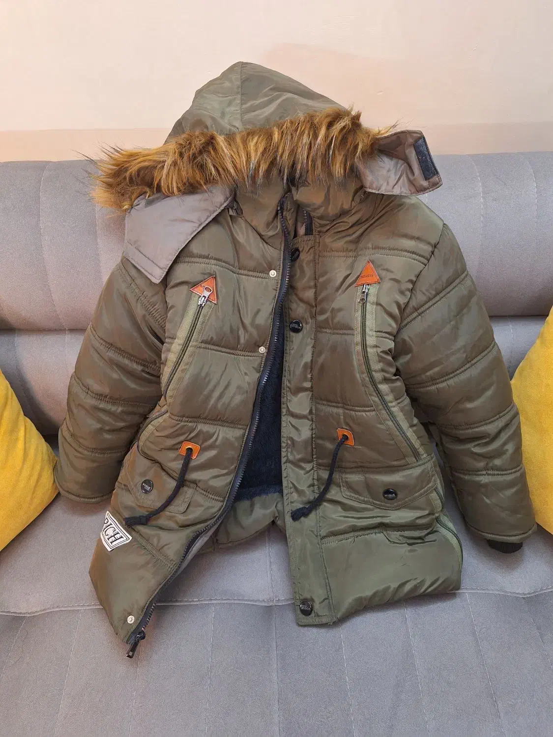 کاپشن|کفش و لباس بچه|بابل, |دیوار