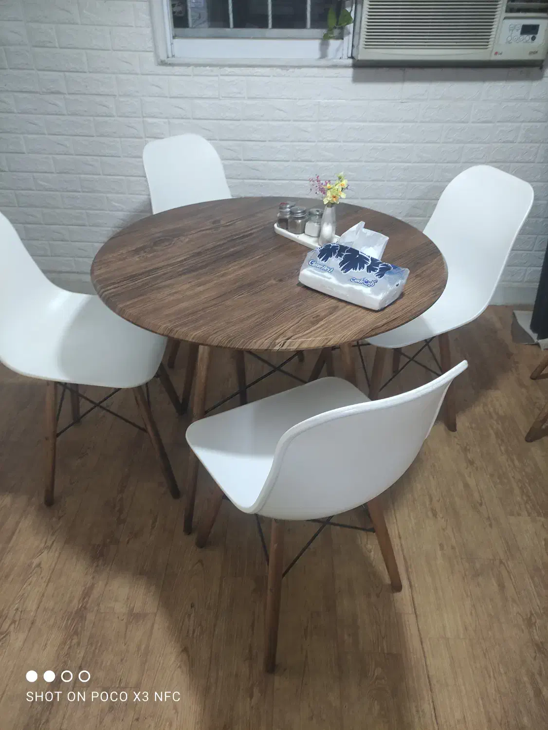 میز و صندلی|کافی‌شاپ و رستوران|رشت, گیل|دیوار