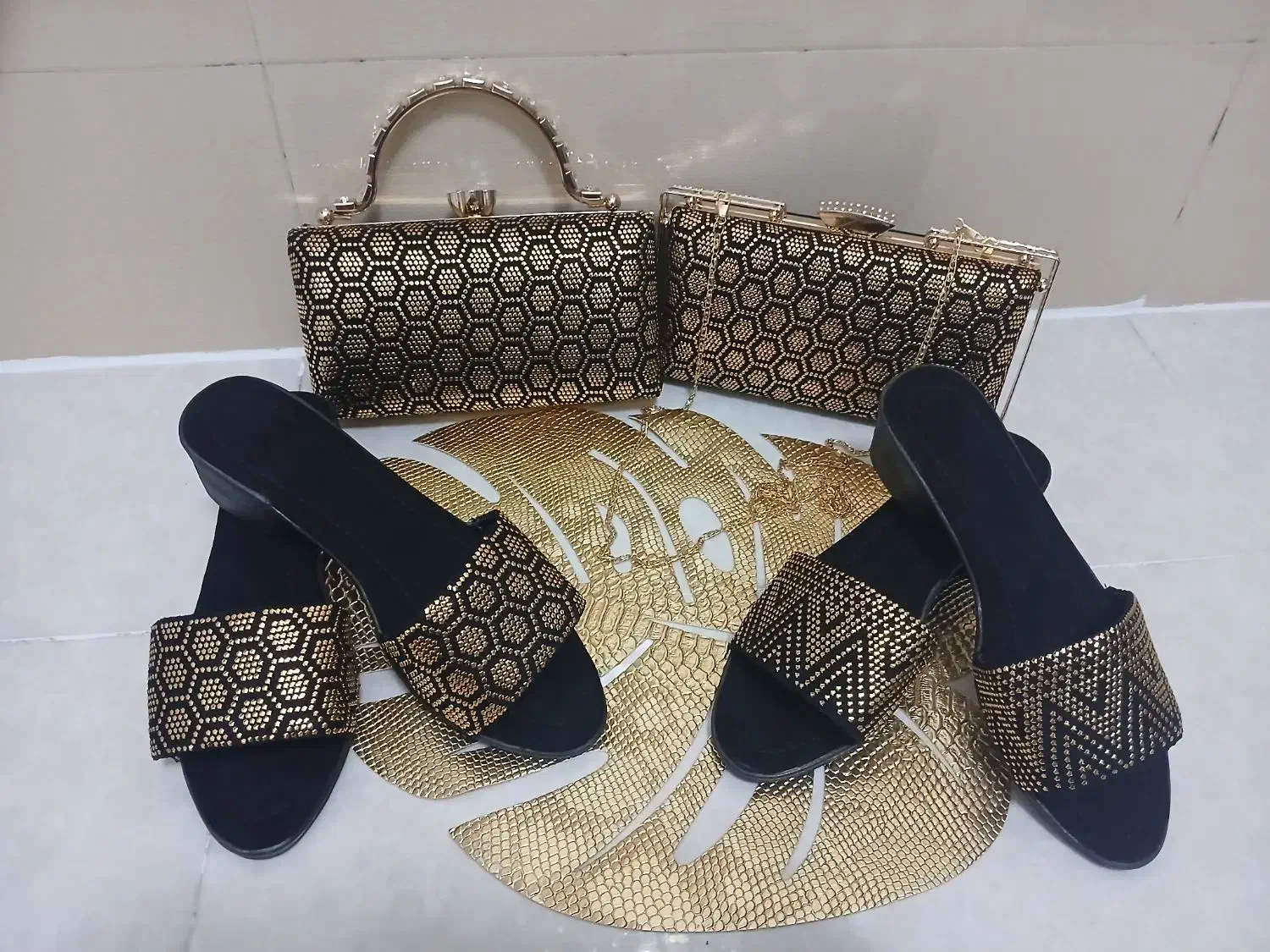 جلبیل خوسی نورا|لباس|رودان, |دیوار