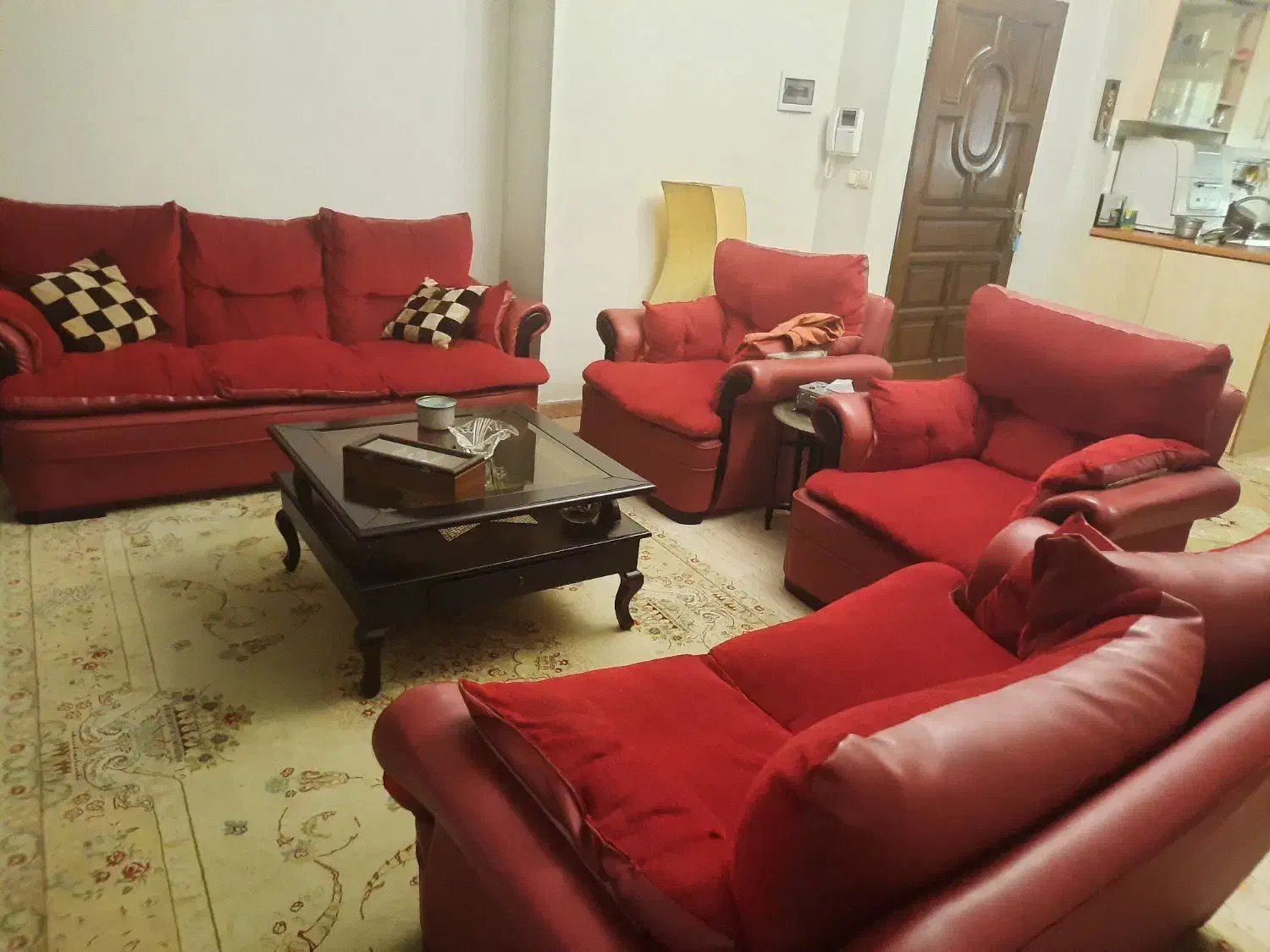یک دست مبل زرشکی هفت نفره  با میز وسط و صندلی راک|مبلمان خانگی و میز عسلی|تهران, شمس‌آباد|دیوار