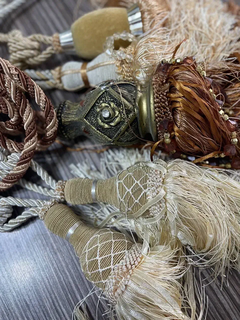 پرده جمع کن های زیبا و یک گلمیخ طلایی|پرده، رانر، رومیزی|رضوانشهر, |دیوار