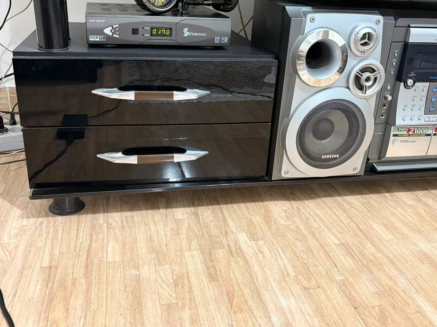 میز تلوزیون سالم شیشه ای|میز تلویزیون|رشت, فلسطین|دیوار