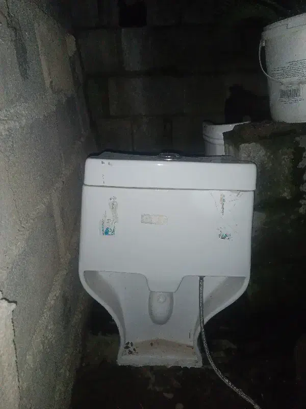 یک توالت فرنگی وروشویی|لوازم سرویس بهداشتی|امامزاده عبدالله, |دیوار