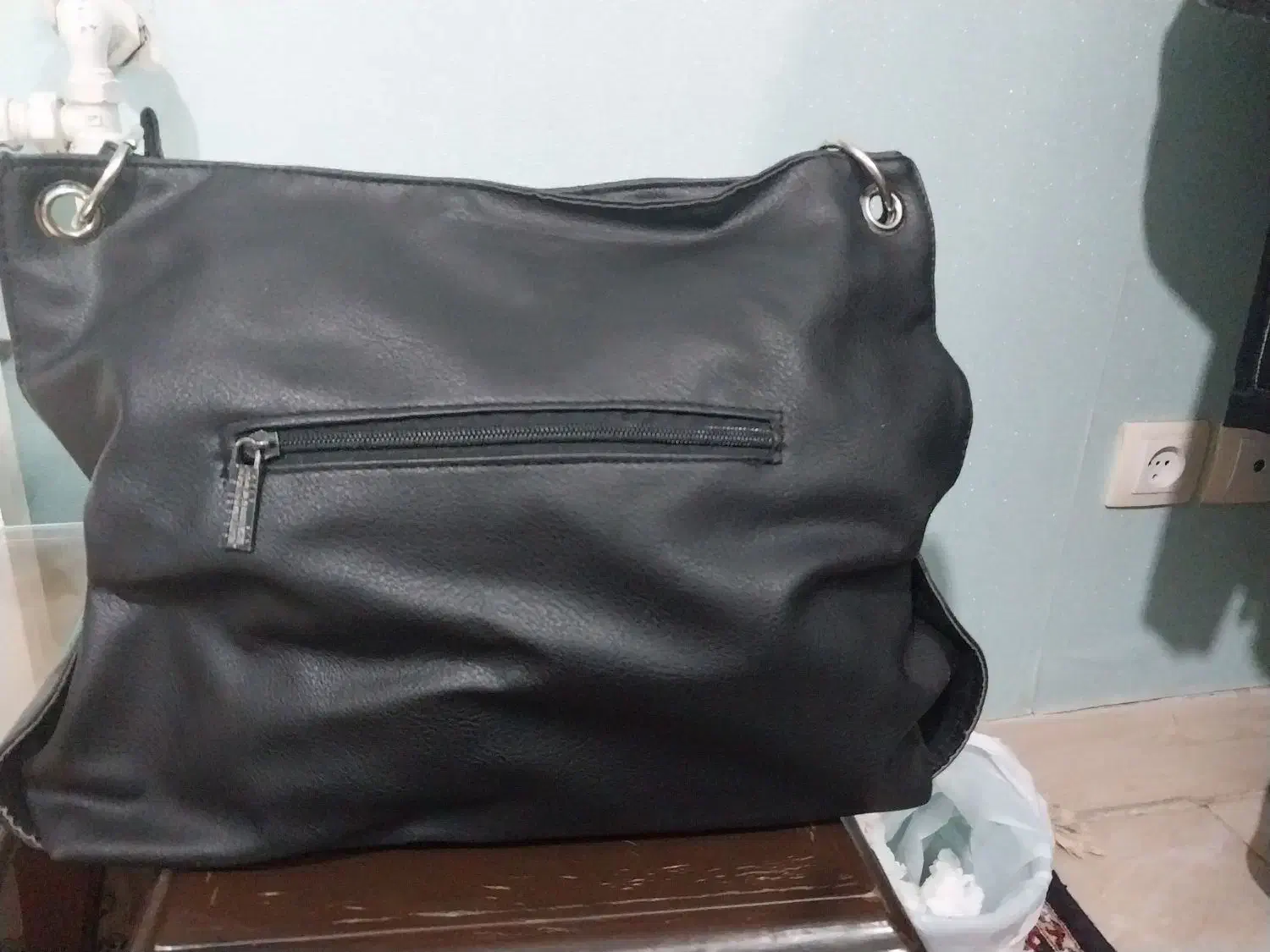 کیف  بزرگ وجادار|کیف، کفش، کمربند|اصفهان, خانه اصفهان|دیوار