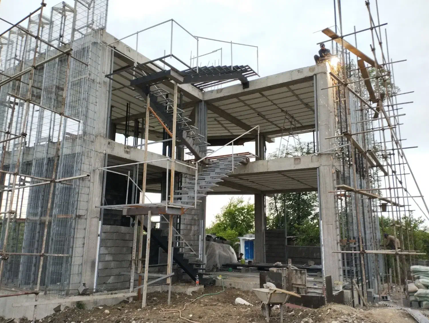 کارگر جوشکاری بالارو|استخدام معماری، عمران و ساختمانی|رامسر, |دیوار