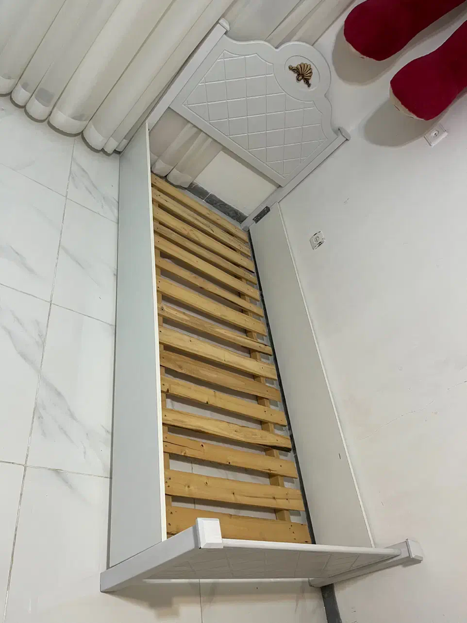 دو عدد تخت یک نفره با کفی|تخت و سرویس خواب|همدان, |دیوار