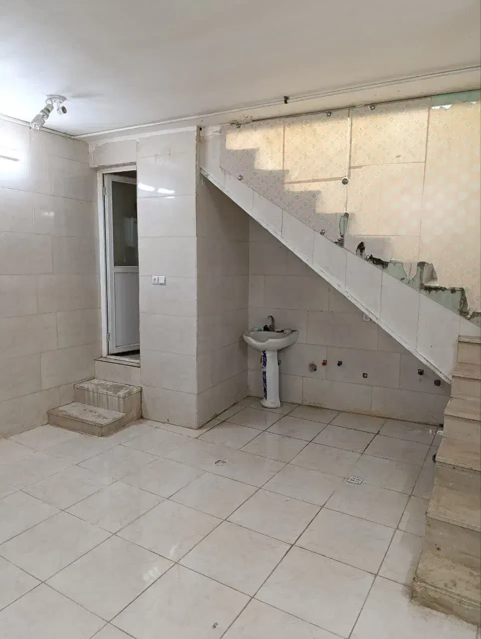 اجاره مغازه زیر زمینی با همه امکانات|اجارهٔ مغازه و غرفه|خمینی‌شهر, |دیوار