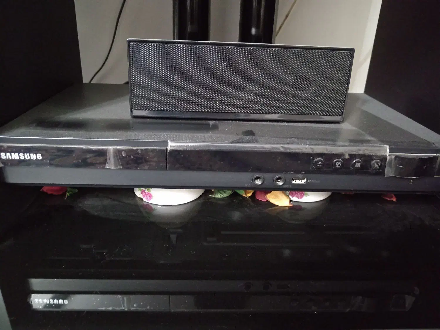 تلویزیون 42 اینچ سامسونگ. با میز شیشه ای|تلویزیون و پروژکتور|سمنان, |دیوار