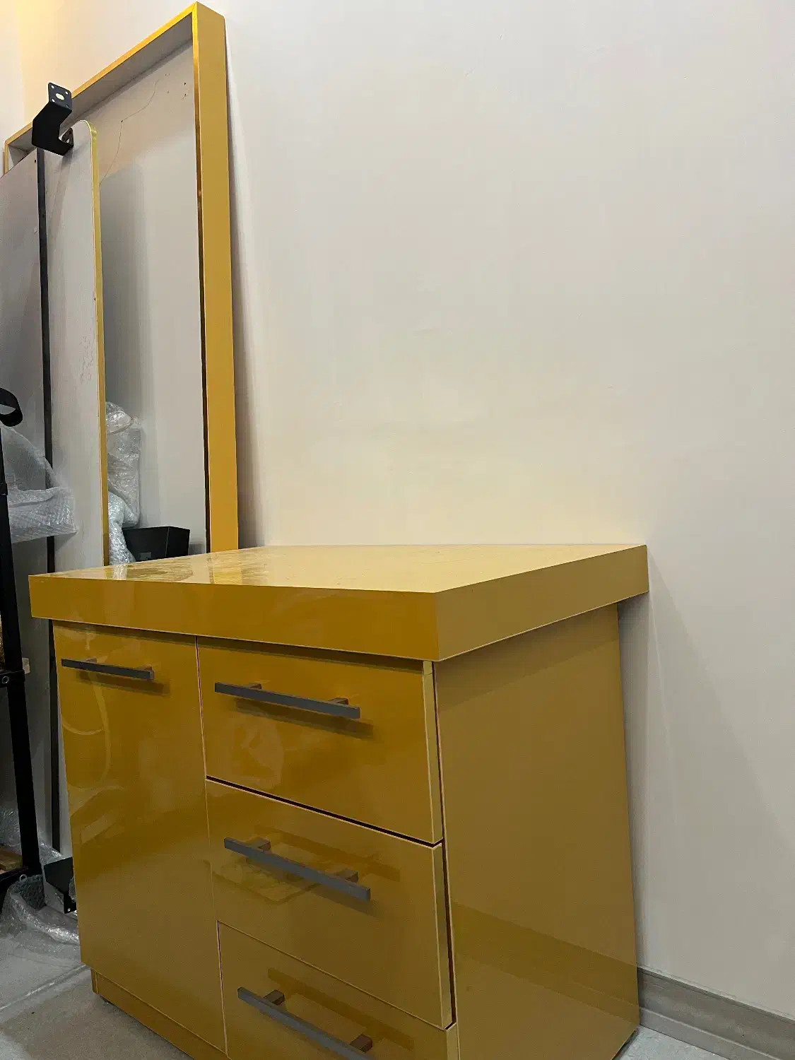 میز کار و تحریر در حد نو|مبلمان اداری|رشت, گلسار|دیوار