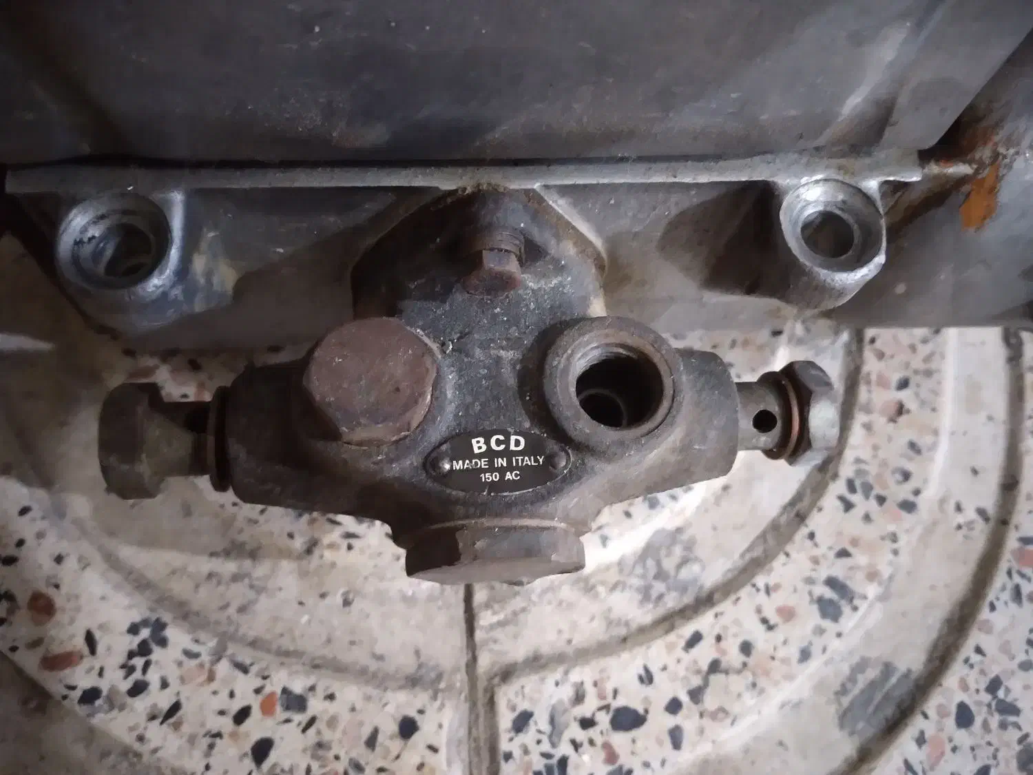 پمپ گازوییل قدیمی|کلکسیون اشیاء عتیقه|رباط‌کریم, الارد|دیوار