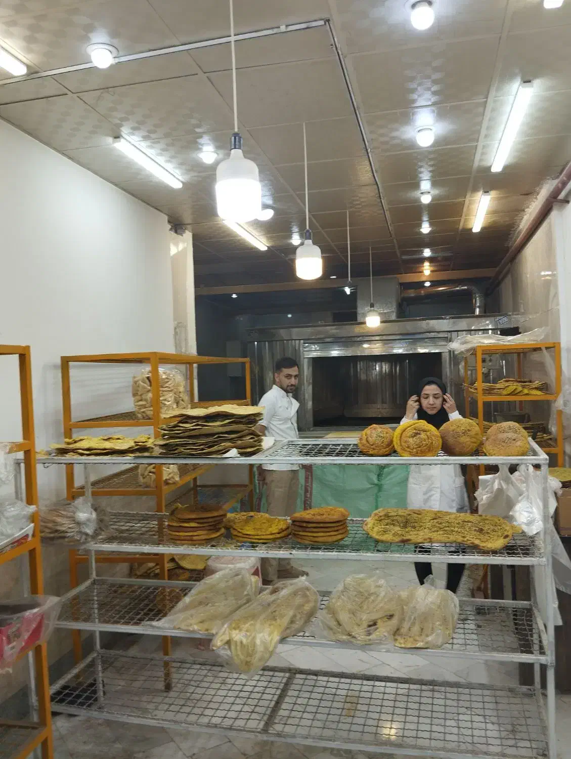 به یک فروشنده خانم برای نانوایی نیازمندیم|استخدام خدمات فروشگاه و رستوران|مشهد, فرهنگ|دیوار