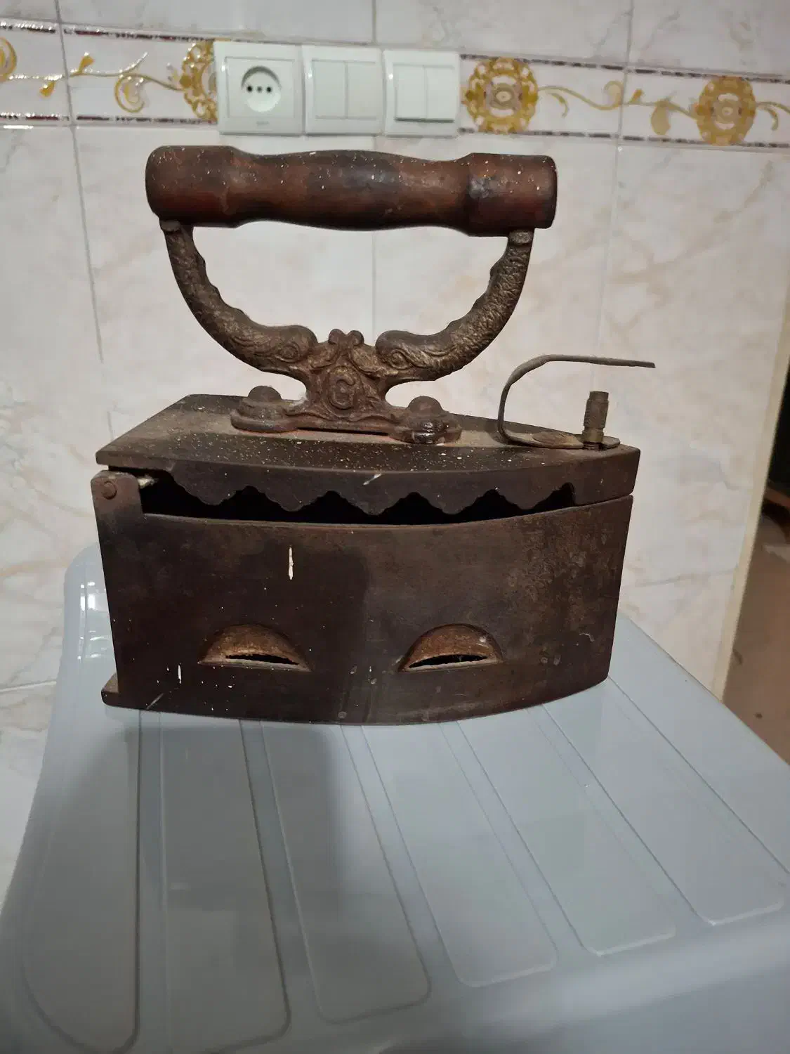 اتو زغالی قدیمی|کلکسیون اشیاء عتیقه|رباطکریم, رباطکریم|دیوار