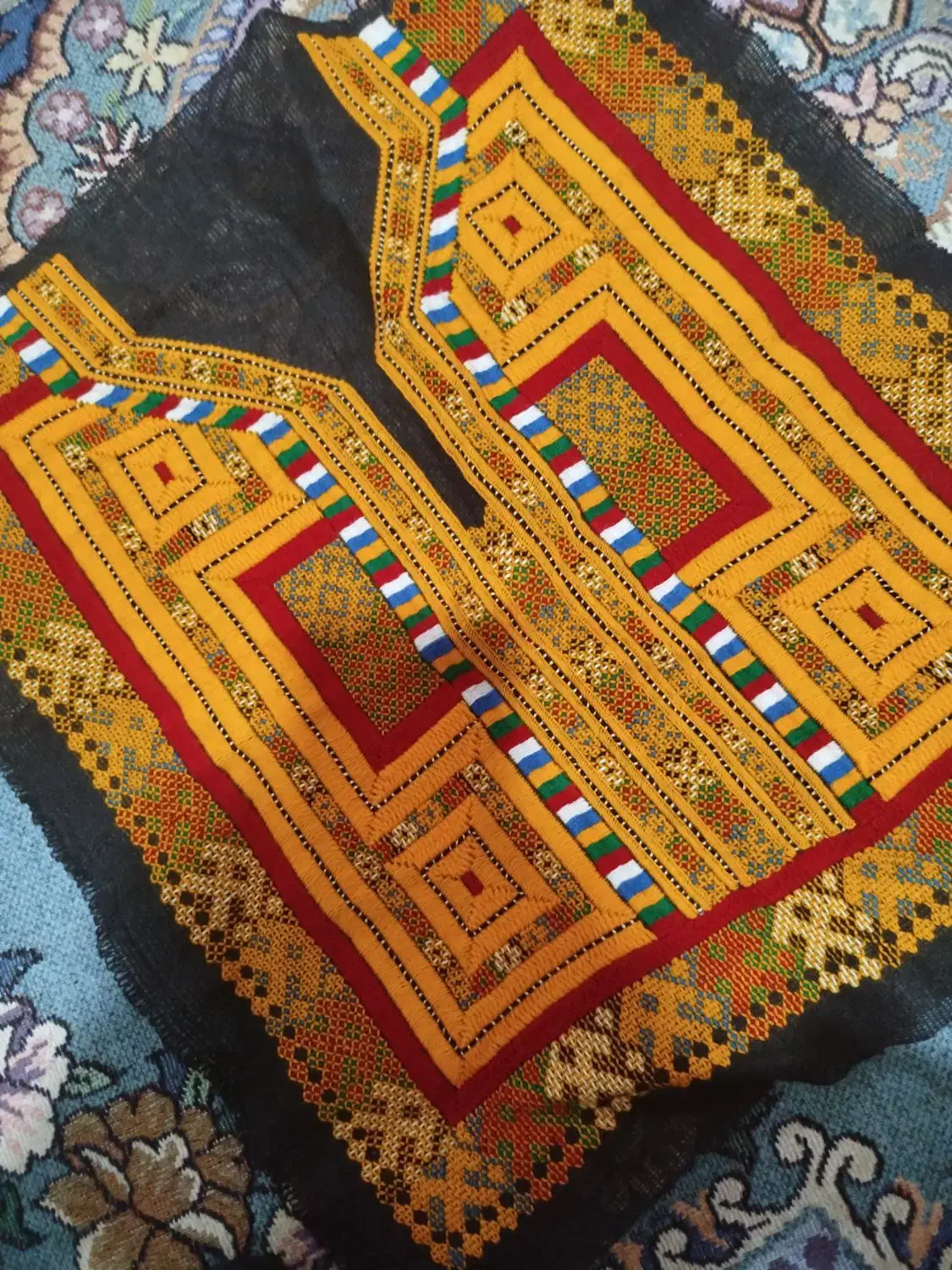 زیاستین|لباس|بمپور, |دیوار