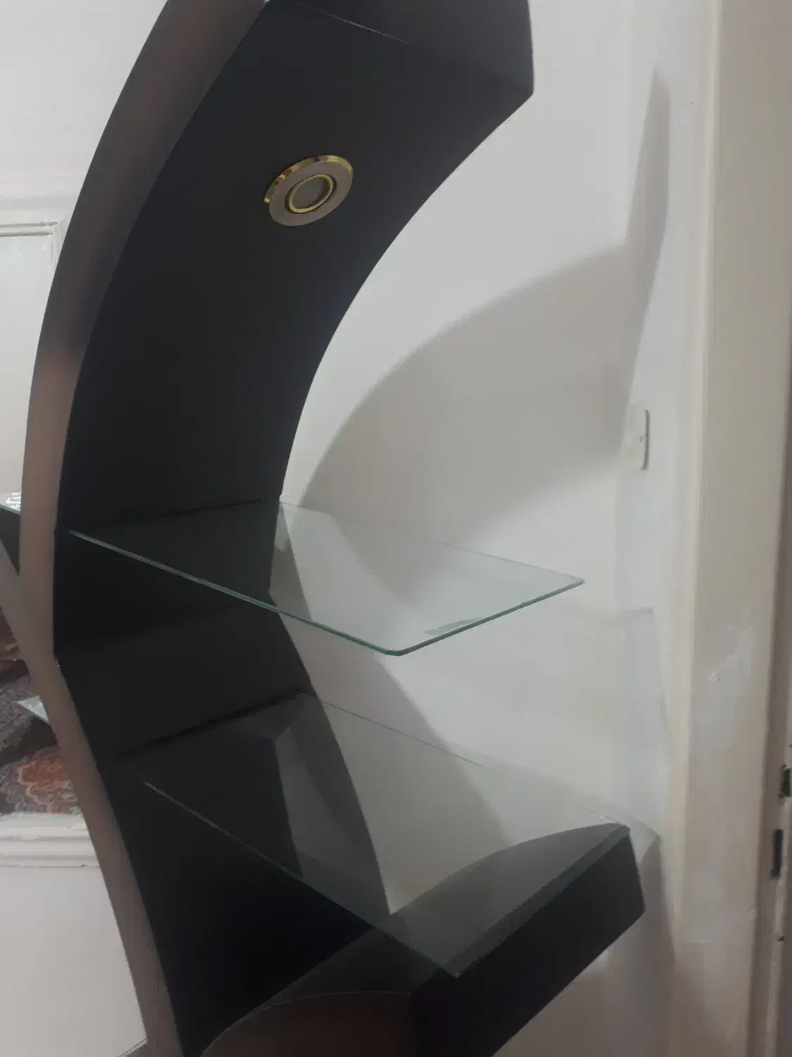 یک عدد استند دکوری|کتابخانه، شلف، قفسههای دیواری|بومهن, |دیوار