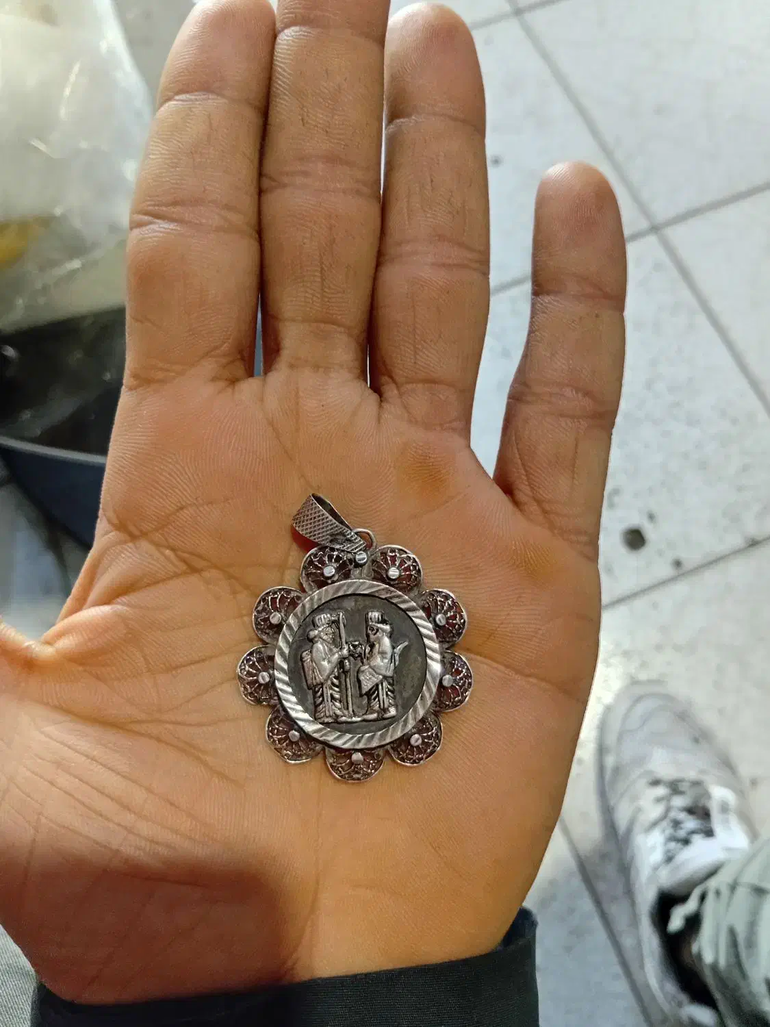 گردنی نقره|جواهرات|ورامین, ورامین|دیوار