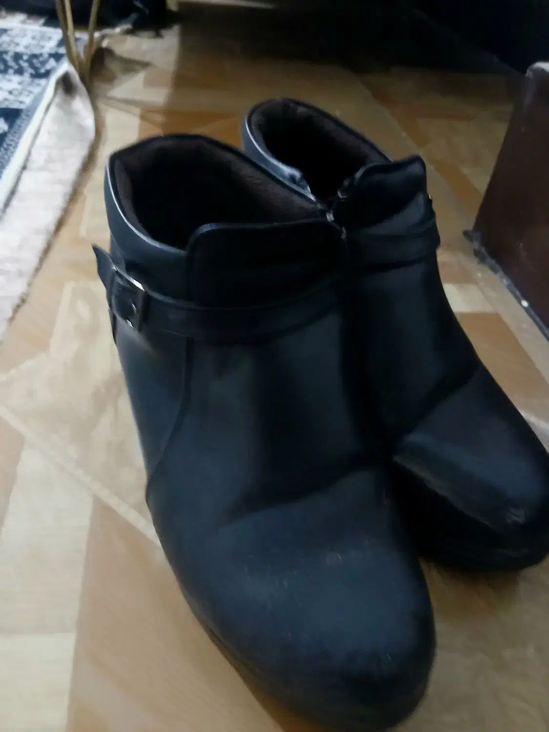 کفش نو|کیف، کفش، کمربند|رباط‌کریم, رباط‌کریم|دیوار