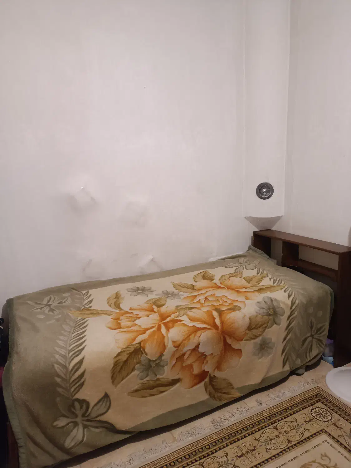 تخت یکنفره چوبی و میز اینه|تخت و سرویس خواب|شیراز, شهرک گلستان شمالی|دیوار