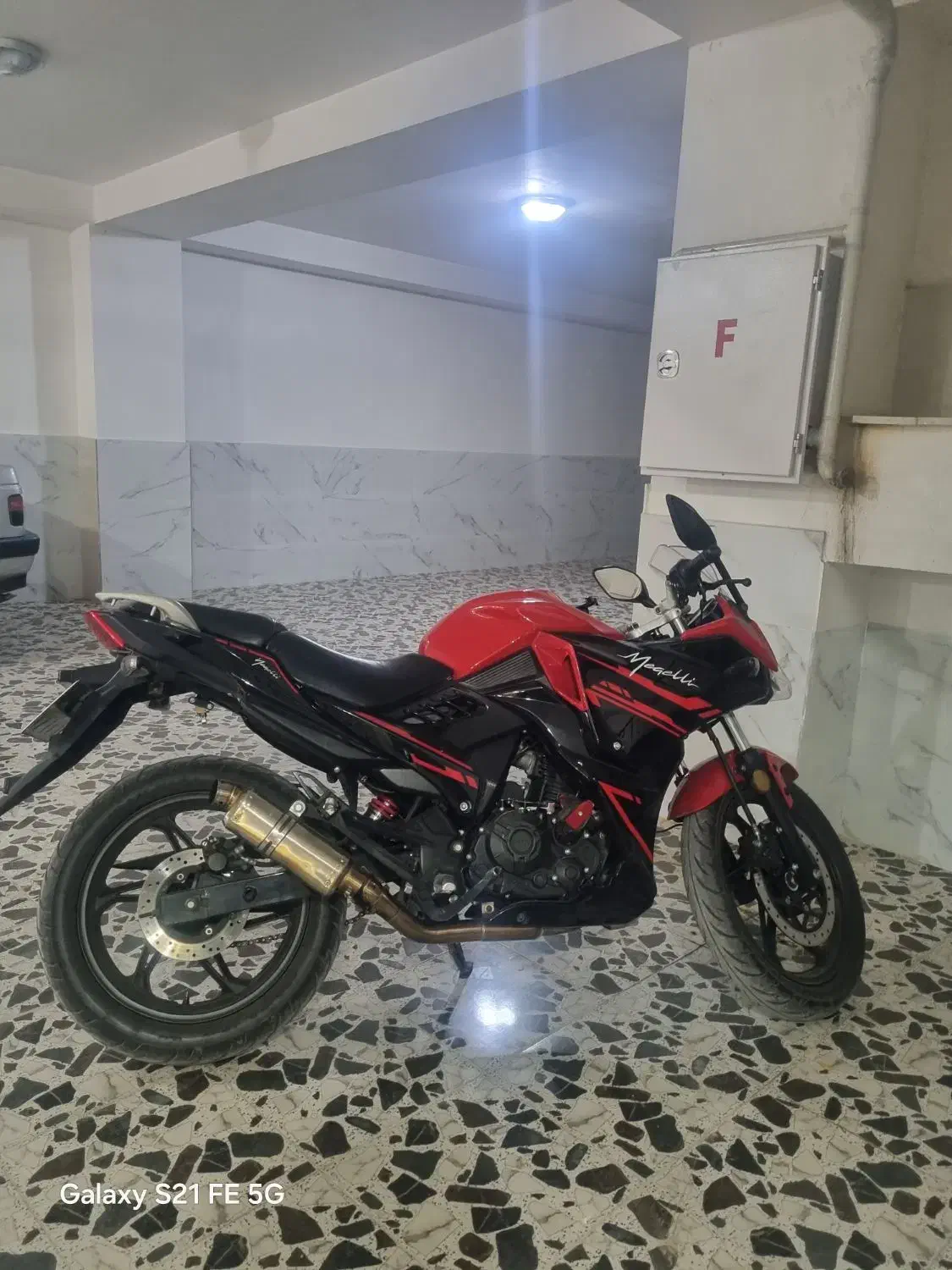 موتور مگلی۲۰۰ مدل۴۰۲ کم کار|موتورسیکلت|صحنه, |دیوار